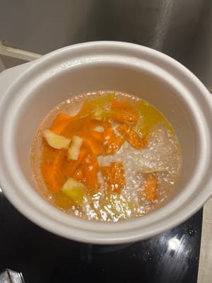 Vierta 300 ml de agua, agregue las zanahorias después de que hierva el agua.