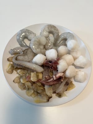 Mariscos variados (incluyendo almejas, vieiras, calamares, camarones)