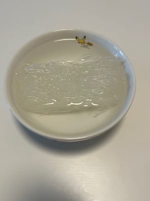 Remojar los fideos en agua tibia hasta que estén blandos.