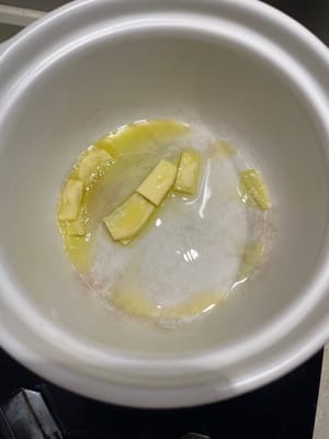 Vierta el aceite de oliva y el jengibre en la olla.