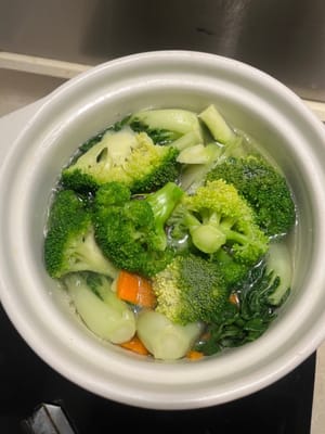 Ponga brócoli en el repollo tierno.