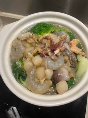 Vierta los mariscos mixtos marinados.