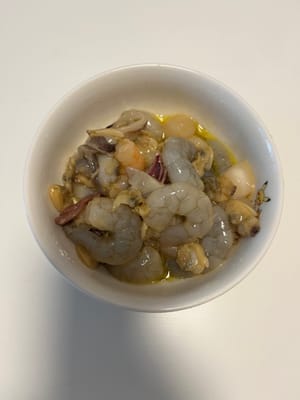 Coloque los mariscos secos en un tazón, agregue salsa de soja, pimienta blanca, maicena, mezcle bien y agregue aceite de oliva (deje marinar durante 3-5 minutos)