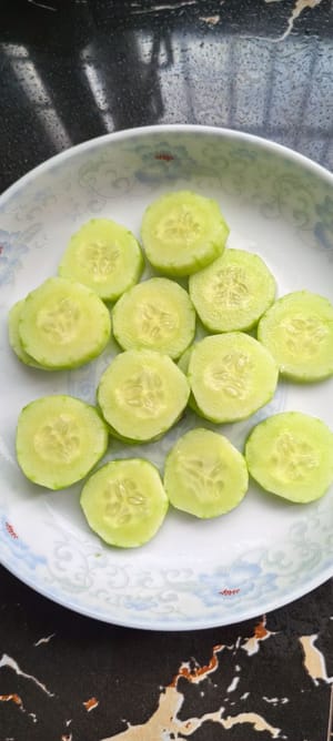 黄瓜切厚片备用。