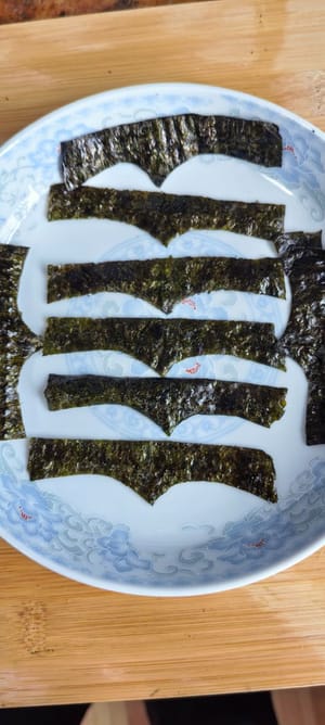 海苔剪成菱角备用。