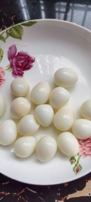 冷透的鹌鹑蛋去壳备用。