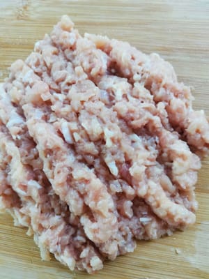 Dann das Huhn zerkleinern, bis es glatt ist