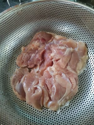 Das Hähnchenfleisch gründlich waschen und anschließend mit einem Küchentuch trocknen.