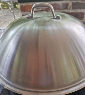 Anschließend eine Bratpfanne vorbereiten, Wasser hineingießen, warten bis das Wasser kocht, dann hineingeben und 15 Minuten dämpfen.