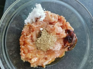 Anschließend in einen Behälter geben und würzen (Pfeffer, Salz, Zucker, Sojasauce, Austernsauce, Sesamöl und Tapiokamehl)