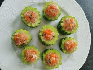 dann das Hähnchenhackfleisch hineingeben (nehmen Sie Stäbchen und geben Sie das Hackfleisch nach und nach hinein, bis es voll ist)