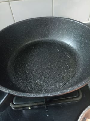 Tambahkan 2sendok minyak untuk menggoreng ikan