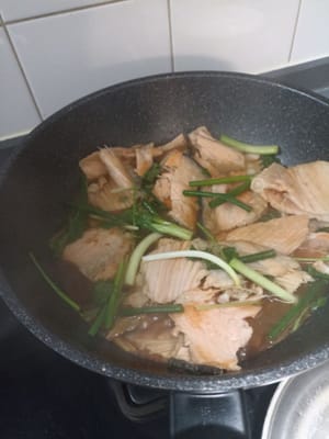 Tambahkan kecap asin kecap pekat oyster sauce dan air biarkan mendidih selamat3menit tambahkan daun bawang dan daun ketumbar Yang sudah di potong tes rasa  lalu matikan api
