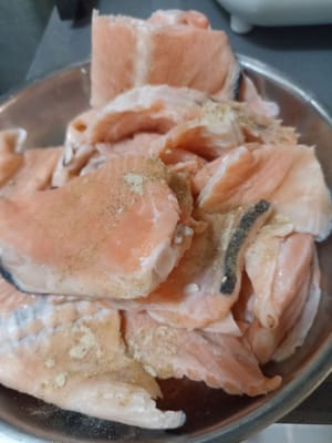Bubuhi ikan dengan lada bubuk kacau sampai merata dan biarkan 15menit