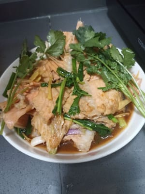Ikan tulang salmon kecap siap di hidangkan