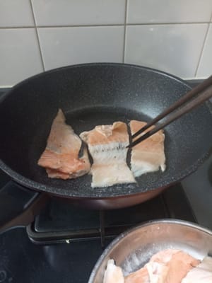 Masukan ikan satu persatu  goreng dan bolak balik ikan setelah berubah warna angkat waktu menggoreng 2 sampai 3menit