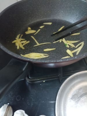 Kemudian tumis jahe sampai harum