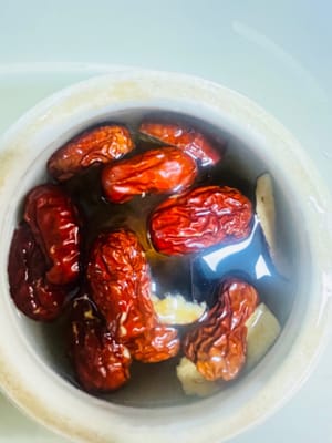 Buang biji kurma merah dan masukkan ke dalam panci rebus. Tambahkan peach gum yang sudah direndam dan 500 ml air, lalu rebus selama 1 jam.