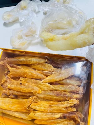 Versi teks tutorial merendam perut ikan
1. Mengukus: Masukkan perut ikan ke dalam pengukus, beri sepotong jahe pada setiap perut ikan, dan semprotkan sedikit arak masak. Sesuaikan waktu dengan ukuran perut ikan, mulai dengan air mendidih: Kukus 20 perut ikan kuning dengan api besar selama kurang lebih 10 menit, kukus puluhan perut ikan selama 3-5 menit, kukus lebih dari 50 perut ikan selama 1-3 menit, dan kukus perut ikan yang sangat besar dan tebal selama 15-30 menit (kukus hingga menyusut, berubah warna, atau menjadi lunak). Catatan: Lebih baik mengukus setengah matang daripada terlalu matang. Jika Anda mengukus setengah matang, Anda dapat mengukusnya lagi. Memasak terlalu matang akan menyebabkan gelatinisasi berlebihan.
2. Mendinginkan: Setelah mengukus, segera dinginkan dengan air es (wajib di musim panas untuk mencegah gelatinisasi berlebihan). Setelah agak dingin, ganti air es sekali saja. Rendam di lemari es selama 24 hingga 48 jam. 3. Penyimpanan: Kemas sisa perut ikan dalam beberapa bagian dan bekukan. Habiskan dalam waktu setengah tahun (10-20 gram produk kering setiap kali).
Saya sudah merendam beberapa potong perut ikan dan menyimpannya di lemari es, jadi ini hanya tutorial teks. Berikut perbandingan foto sebelum dan sesudah perendaman saya sebagai referensi~