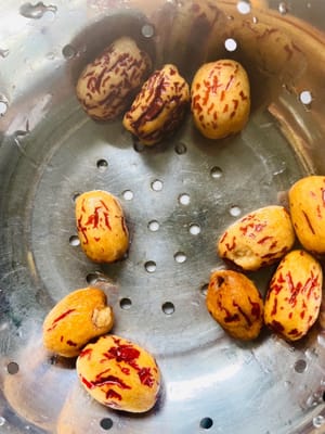 Cuci kurma merah. Jika tanpa biji dan kulit, disarankan untuk membuang bijinya (biji kurma merah mudah menyebabkan panas dalam). Kurma merah tanpa biji dan kulit memiliki rasa yang lembut dan kenyal, dan rasanya lebih nikmat setelah menyerap sari ikan dan susunya.