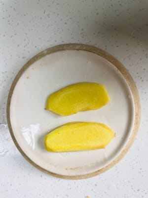 potong dua iris jahe, sisihkan.