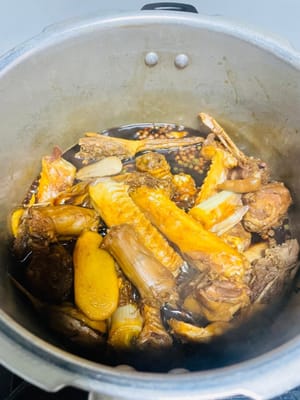 Bring to a boil, then turn down the heat. Turn the water over every 10 minutes for the first 30 minutes, and cook over medium-high heat for the last 10 minutes until the sauce thickens (40 minutes in total). Cook the duck head for 30 minutes.