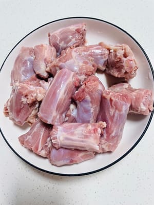 Remove fat and fascia from duck neck and chop into pieces.