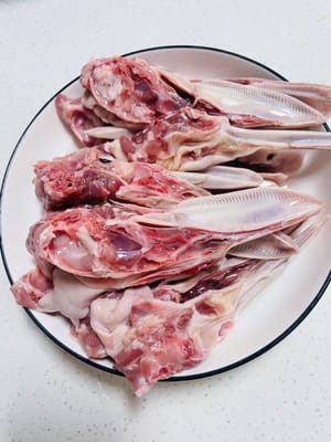 Chop the duck head into pieces (be careful when chopping). I am a bit stingy 😂, so I chopped it three times. You can also ask the duck vendor to do the processing for you.