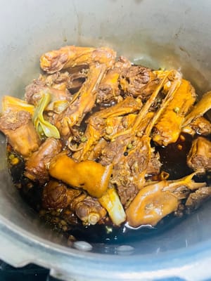 Bring to a boil, then turn down the heat. Turn the water over every 10 minutes for the first 30 minutes, and cook over medium-high heat for the last 10 minutes until the sauce thickens (40 minutes in total). Cook the duck head for 30 minutes.