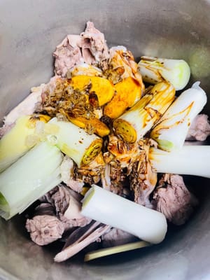 Put the dry ingredients first, then the duck, and the water ingredients (including the white wine for soaking the grass fruit, green onions, and ginger slices. Remember, do not add water.