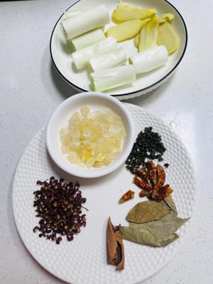 weigh 35 grams of rock sugar, 2 grams of green peppercorns, and 5 grams of red peppercorns. Prepare 3 bay leaves, 5 grams of cinnamon, and a few pepper shells for later use.