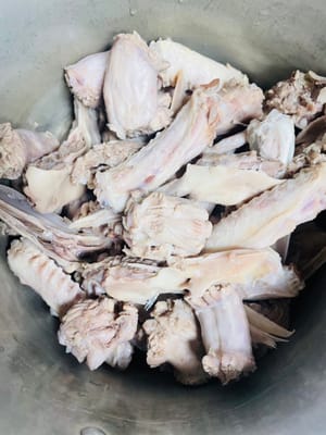 Put the dry ingredients first, then the duck, and the water ingredients (including the white wine for soaking the grass fruit, green onions, and ginger slices. Remember, do not add water.