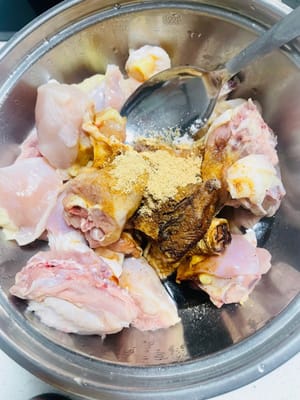 Marinasi daging: Cuci bersih ayam, tiriskan, tuang bumbu marinasi, aduk rata. Marinasi selama lebih dari 3 jam (saya marinasi malam sebelumnya dan simpan dalam lemari es).