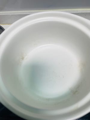 Panaskan casserole di atas api sedang agar panci panas merata. Tidak perlu menambahkan minyak.