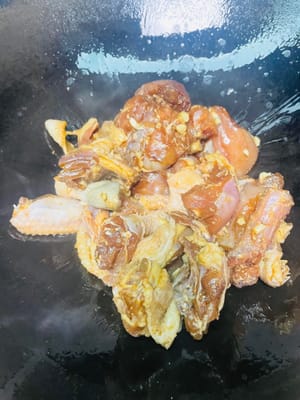 Setelah menuang minyak ke dalam wajan panas, gunakan wajan minyak yang lebar agar ayam tidak lengket di wajan. Saat menuang ayam yang sudah dimarinasi, ingatlah untuk meratakan potongan daging dan menggorengnya perlahan di atas api sedang hingga permukaannya berwarna cokelat keemasan. Pada saat ini, aroma daging akan keluar. Sangat penting untuk menuang anggur masak dari sisi wajan. Penguapan alkohol dapat menghilangkan bau amis dan membuat daging lebih empuk. Saat menuang, taburkan secara melingkar di sepanjang dinding wajan, dan aromanya akan langsung tercium. Jangan sering membaliknya selama langkah ini. Tunggu hingga satu sisi berwarna cokelat keemasan sebelum membaliknya. Warnanya akan terlihat lebih baik.