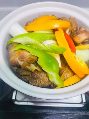 Tuang ayam goreng dan bahan lainnya ke dalam panci dan panaskan dengan api sedang selama tiga menit. Pada saat ini, panci akan berdesis dan aroma bahan-bahan akan lebih kuat (Anda dapat mencium aromanya 😀) ~ Jangan langsung membuka tutup panci setelah mematikan api. Tambahkan paprika dan didihkan sebentar menggunakan sisa panas panci. Ayam akan lebih beraroma ~ Ingatlah untuk berhati-hati agar tidak gosong saat disajikan ~