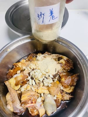 Jika Anda menyukai rasa yang kuat, cincang 50 gram lengkuas dan rendam bersama ayam. Aroma lengkuas dapat meresap perlahan ke dalam daging, dan ayam yang direndam akan memiliki rasa pedas dan menyegarkan yang unik. Baik dipanggang, dikukus, atau digoreng, rasanya akan lebih berlapis. Jika Anda merasa kesulitan untuk mencincang lengkuas, Anda juga dapat menambahkan bubuk lengkuas secara langsung. Taburkan sedikit saja sesuai selera.