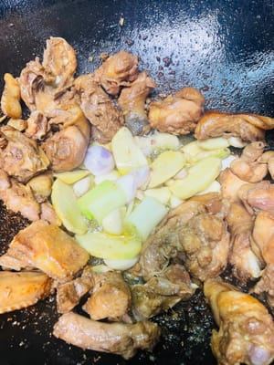 Lalu masukkan bumbu teripang, daun bawang, bawang putih, daun bawang cincang, irisan jahe ke dalam panci lalu tumis bersama ayam goreng ~ tumis dengan api sedang kurang lebih dua menit.