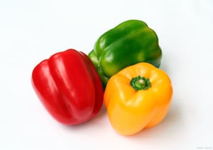 beberapa potong paprika hijau, merah dan kuning