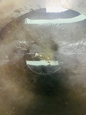 Setelah menuang minyak ke dalam wajan panas, gunakan wajan minyak yang lebar agar ayam tidak lengket di wajan. Saat menuang ayam yang sudah dimarinasi, ingatlah untuk meratakan potongan daging dan menggorengnya perlahan di atas api sedang hingga permukaannya berwarna cokelat keemasan. Pada saat ini, aroma daging akan keluar. Sangat penting untuk menuang anggur masak dari sisi wajan. Penguapan alkohol dapat menghilangkan bau amis dan membuat daging lebih empuk. Saat menuang, taburkan secara melingkar di sepanjang dinding wajan, dan aromanya akan langsung tercium. Jangan sering membaliknya selama langkah ini. Tunggu hingga satu sisi berwarna cokelat keemasan sebelum membaliknya. Warnanya akan terlihat lebih baik.