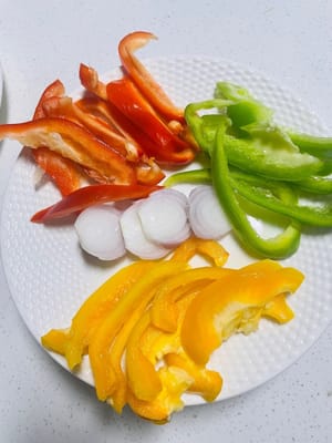 Potong paprika hijau, paprika merah, dan paprika kuning menjadi potongan-potongan kecil dan sisihkan, lalu potong bawang bombay kecil menjadi irisan.
Dengan cara ini, Anda dapat menyiapkan makanan dengan jelas dan tidak akan terburu-buru saat memasak.