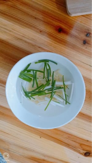 Ingwer und Frühlingszwiebeln in Wasser einweichen