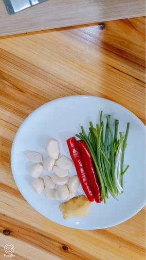 Ingwer, Knoblauch, Chili, Zwiebel