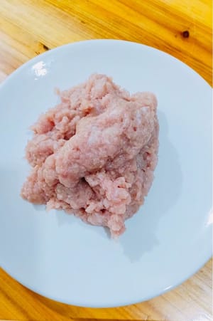 Kaufen Sie mageres Schweinefleisch. Mischen und hacken, einen halben Löffel Austernsauce, einen halben Löffel Sojasauce, Salz nach Geschmack, einen halben Löffel Sojasauce hinzufügen,
