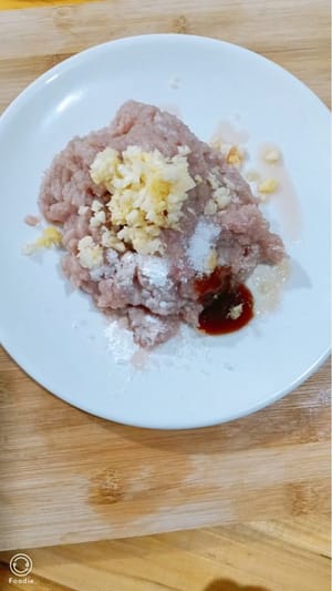 Buy lean pork front leg. Mix and mince, add half a spoon of oyster sauce, half a spoon of soy sauce, salt to taste, half a spoon of soy sauce,