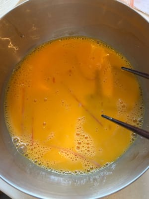 然後，將蟹肉棒剝皮放入蛋液中