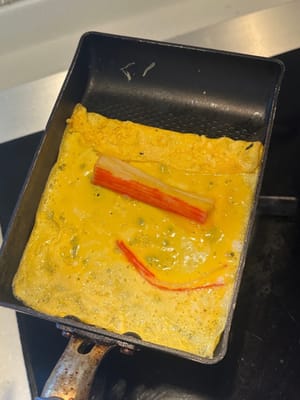 然後從頂部開始輕輕地向下折疊蛋皮。