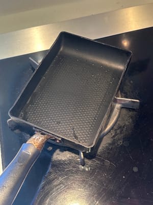 盡量使用如圖所示的矩形平底鍋。加入少許油，並用廚房紙巾均勻擦拭鍋底。