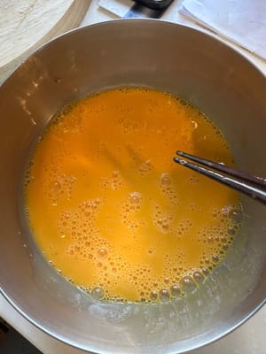 首先，將雞蛋、牛奶、少許鹽和糖充分混合。