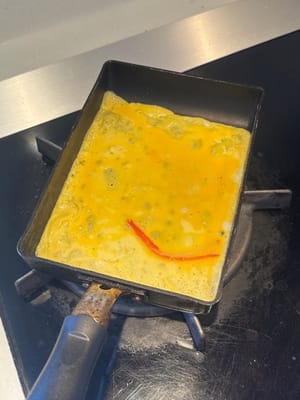 以中低火，在鍋中倒入薄一層蛋液，待其凝固即可。